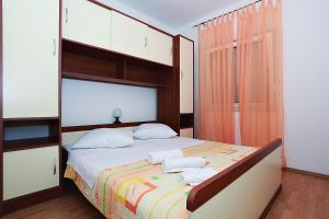 ein Schlafzimmer mit einem großen Bett mit zwei Kissen in der Unterkunft Apartments Lucija in Sukošan