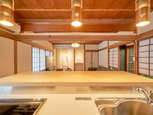 eine Küche mit Arbeitsplatte und Spüle in der Unterkunft Konjakuso Nara Naramachi Steam Bath House - Vacation STAY 93298v in Nara