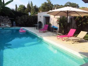 Bazén v ubytování B&B Charming Saint Paul de Vence nebo v jeho okolí