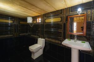 un bagno con un water e un lavandino di Sky Residency Camp & Resort a Jaisalmer Altre 8 foto