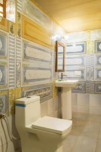 un bagno con un water e un lavandino di Sky Residency Camp & Resort a Jaisalmer