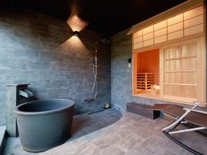 ein Badezimmer mit großer Badewanne und Dusche in der Unterkunft Konjakuso Nara Naramachi Steam Bath House - Vacation STAY 93298v in Nara + 62 Fotos