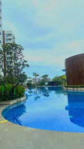 una gran piscina con agua azul en Borneo Bay Apartemen Studio Room by HY Property, en Klandasan Kecil