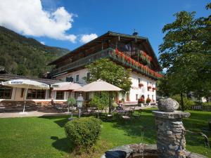 a large building with flowers on the side of it at Hotel Senningerbräu in Bramberg am Wildkogel