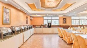 A restaurant or other place to eat at Vienna Hotel Shenzhen International Exhibition Center Fuhai Qiaotou