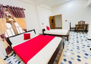 a bedroom with two beds in a room at Aadhira Guest House in Trincomalee