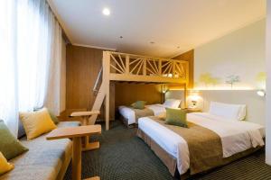 KichijōjiにあるKichijoji Dai-ichi Hotel, Tokyoのホテルルーム ベッド2台&二段ベッド1組付 +84枚の写真