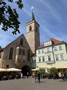エアフルトにあるKrämernestの町の広場にある時計塔のある教会 +17枚の写真