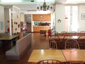 une salle à manger avec des tables et des chaises dans un restaurant dans l'établissement Petit Hotel Key West Club, à Inbu