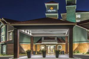 eine Darstellung der Vorderseite eines Hotels in der Unterkunft La Quinta by Wyndham Atlanta Perimeter Medical in Atlanta