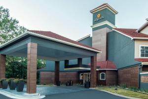 アトランタにあるラ キンタ イン ＆ スイーツ アトランタ ペリメーター メディカル センターの時計塔のある大きな建物