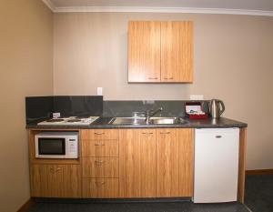 Kuchyň nebo kuchyňský kout v ubytování Allan Court Motel