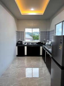 Kuchyň nebo kuchyňský kout v ubytování Villa Sea View PanWa