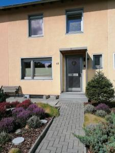 a house with a door and a bench in front of it at Ferienhaus Mittendrin zwischen Altstadt und Natur in Celle in Celle