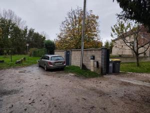 Un coche aparcado en un aparcamiento junto a un edificio. en La randonnée des vignobles, en Essômes-sur-Marne 2 fotos más