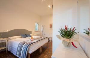 Ένα ή περισσότερα κρεβάτια σε δωμάτιο στο La Coroncina Lodging