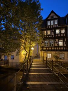 エアフルトにあるKrämernestの夜の街の運河沿いにある古い建物