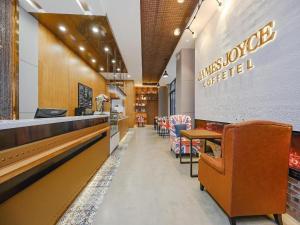 A seating area at James Joyce Coffetel Shenyang North Railway Station Qishan Road Metro Station