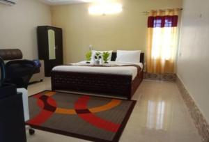 Postel nebo postele na pokoji v ubytování Townhouse Oak Tirupati Formerly Sky Towers