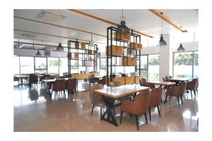 班加罗尔Kings Club的餐厅里有桌椅和窗户。 更多29张照片