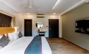 Ένα ή περισσότερα κρεβάτια σε δωμάτιο στο Hotel O Shalimar Railway Station Formerly Samrat Palace +6 φωτογραφίες