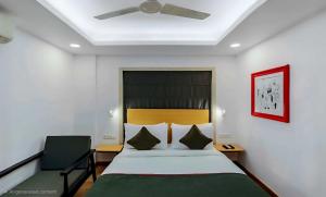 Ένα ή περισσότερα κρεβάτια σε δωμάτιο στο Hotel O Shalimar Railway Station Formerly Samrat Palace