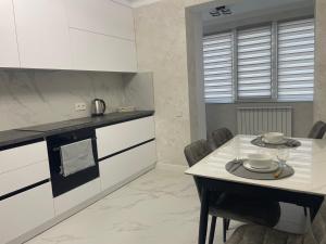 Kuchyň nebo kuchyňský kout v ubytování Urban Comfort Apartment + 7 fotografií