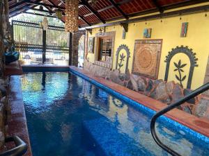 - une piscine dans un bâtiment avec piscine dans l'établissement Suite Marlin - Cerca de la playa y centro histórico, à Loreto