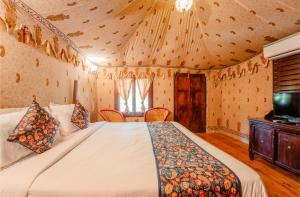 Giường trong phòng chung tại The Saipura Bagh Resort-Jaipur +41 ảnh