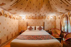 Giường trong phòng chung tại The Saipura Bagh Resort-Jaipur