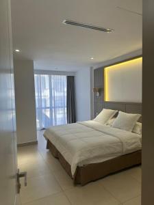 ein Schlafzimmer mit einem großen Bett und einem großen Fenster in der Unterkunft Apartment f2 in Hydra