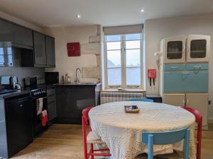 RudloeにあるLower Rudloe Farmのキッチン(テーブル、テーブル、椅子付)