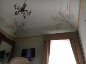 A television and/or entertainment centre at Hotel Sant'Anna