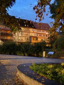 ein großes Gebäude mit einer Straße davor in der Unterkunft Krämernest in Erfurt