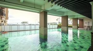 万隆Super OYO Capital O 483 Tamansari Panoramic Bandung的建筑物内的大水池