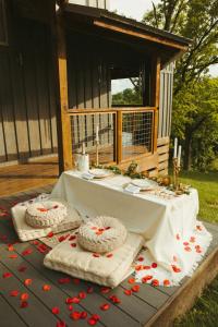 una mesa con dos pasteles encima de una mesa en Magical Tennessee Tiny House with a Rooftop Deck, en Alcoa
