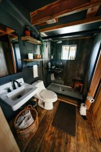 Un baño con lavabo, inodoro y bañera. en Magical Tennessee Tiny House with a Rooftop Deck, en Alcoa