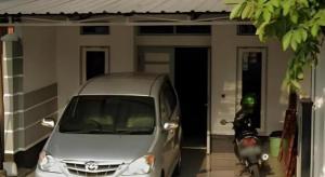 a car parked in front of a house with a motorcycle at Hotel O Homestay Kita Purworejo in Pangenjurutengah
