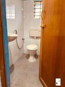 ein Badezimmer mit Toilette und Waschbecken in der Unterkunft Coffee Voyages in Madikeri