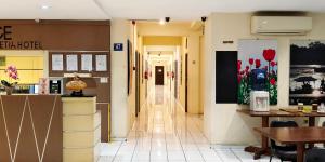 een hal van een restaurant met een tafel en stoelen bij Grace Setia Hotel in Surabaya