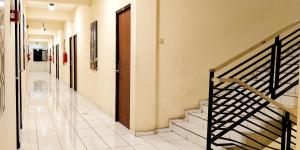 een hal met trappen in een gebouw bij Grace Setia Hotel in Surabaya