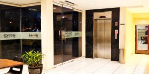 een toegang tot een gebouw met een draaideur bij Grace Setia Hotel in Surabaya