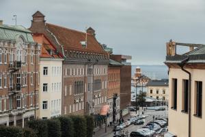 Una vista de una calle de la ciudad con edificios y coches. en Home Hotel Grand Helsingborg, en Helsingborg 41 fotos más