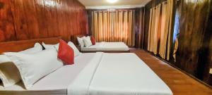 1 dormitorio con 2 camas y almohadas blancas y rojas en Sun & Roots Kampot Lodge, en Kampot 40 fotos más
