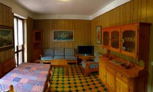 a living room with a bed and a television at Appartamento Aprica 2.0 in Aprica