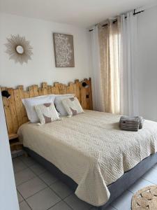 a bedroom with a large bed with a wooden headboard at Evasion du Lagon in Saint-Pierre