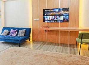 Et tv og/eller underholdning på Newly Lavaya Resort 1BR with pool