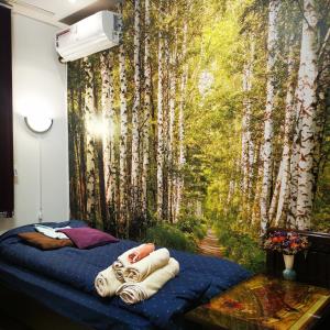 een slaapkamer met een muurschildering van espenbomen bij Fortress Twin Room in Braşov +14 foto's