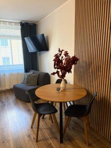 ein Wohnzimmer mit Tisch und Couch in der Unterkunft Apartament Kozigród in Tczew + 6 Fotos
