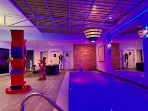 Πισίνα στο ή κοντά στο DOMAINE LES ATELIERS et SPA